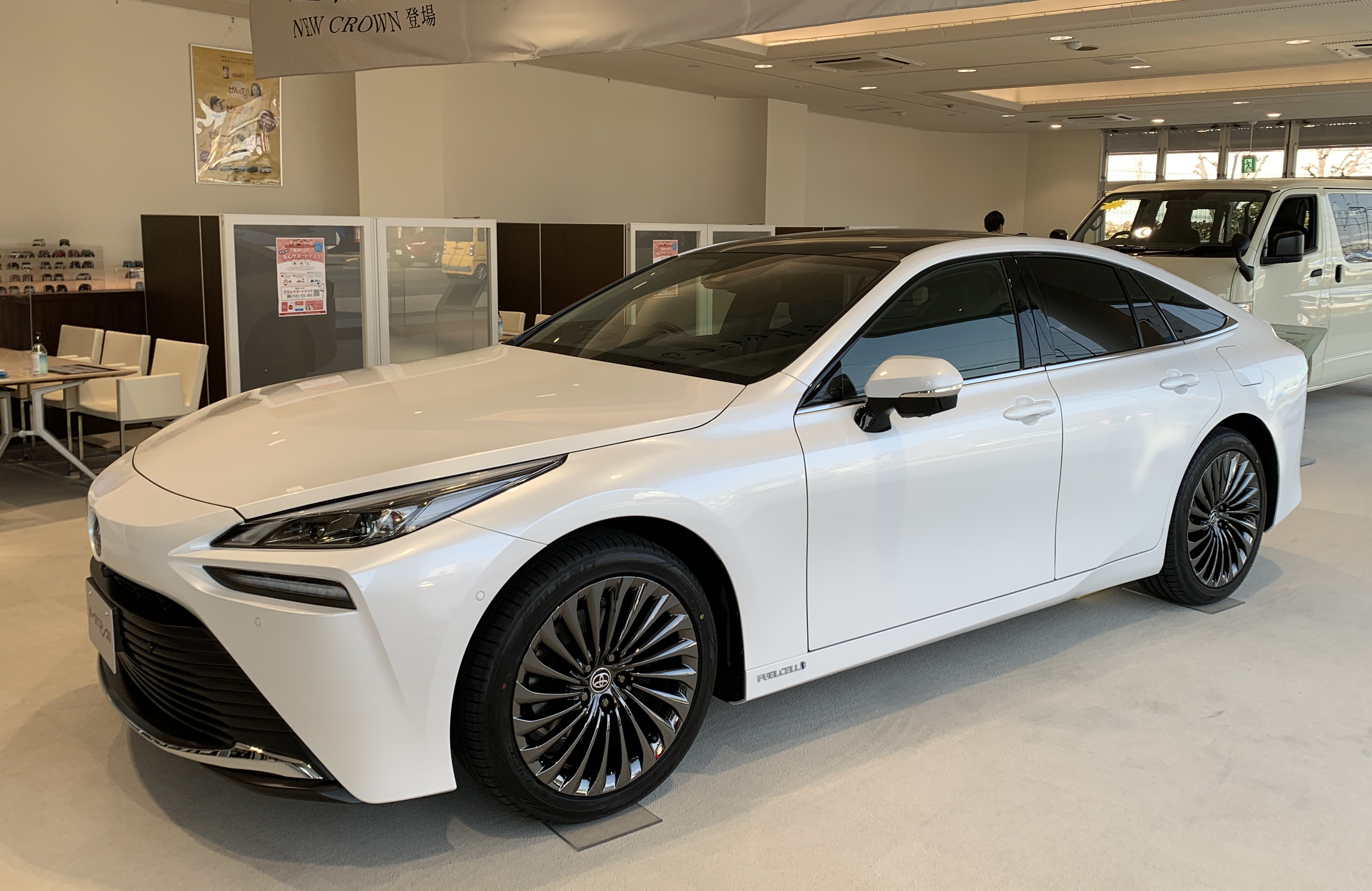 新型MIRAIを展示中です。  熊本トヨタ自動車株式会社
