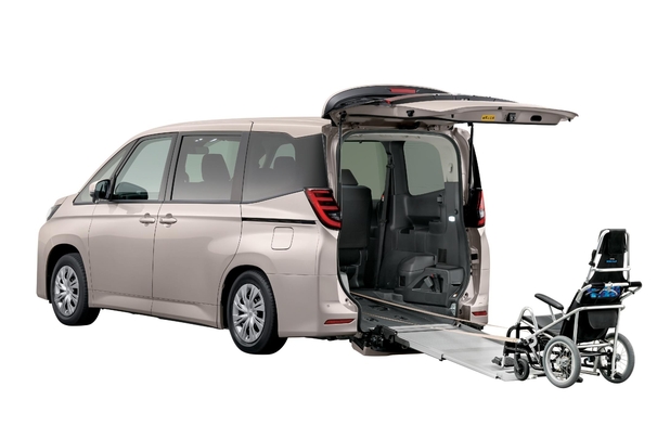 ●車いす仕様車“タイプⅡ（サードシート無）”　X（ガソリン・2WD・6人乗り）車いす仕様車“タイプⅡ（サードシート無）”