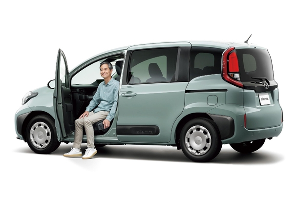 【モデル入り素材】ターンチルトシート（助手席）　