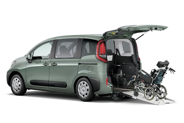 X（ハイブリッド・2WD） 車いす仕様車“タイプⅠ（助手席側セカンドシート付）”